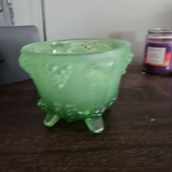 Vintage and Rare 1950's Footed Emerald Candy Dish with Grape and Leaf Pattern - Picture 3 of 9